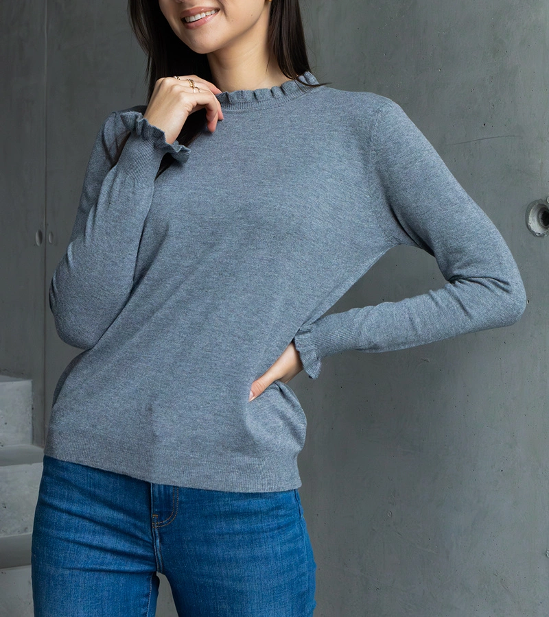 Szürke puha pulóver, fodros díszítéssel, Luel.