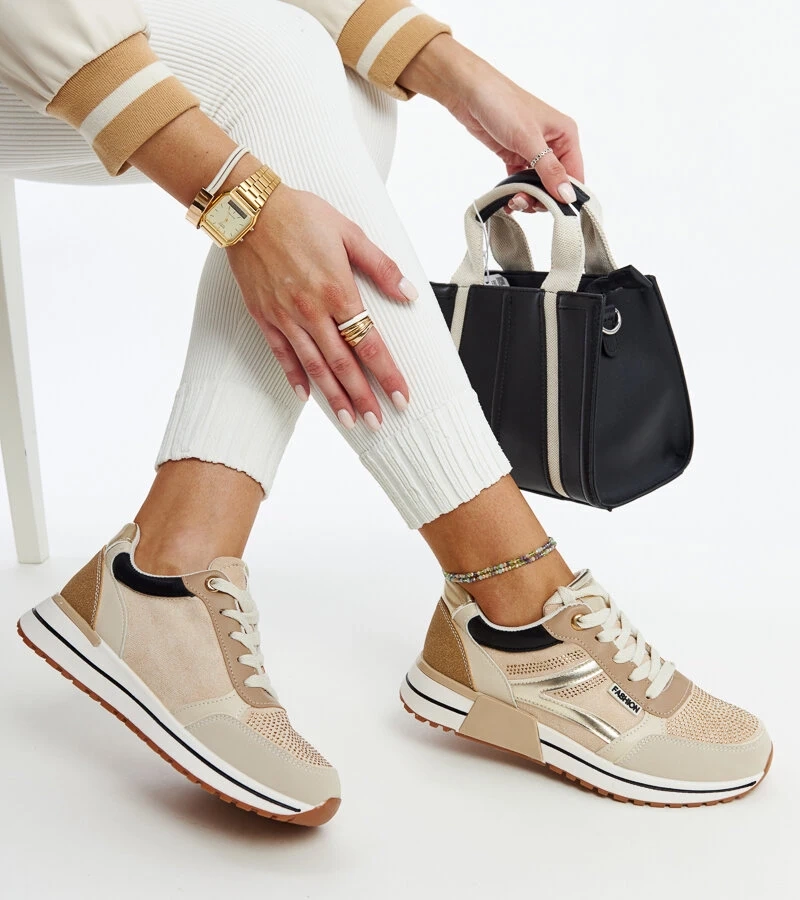 Mauli strasszal díszített bézs platformos tornacipő