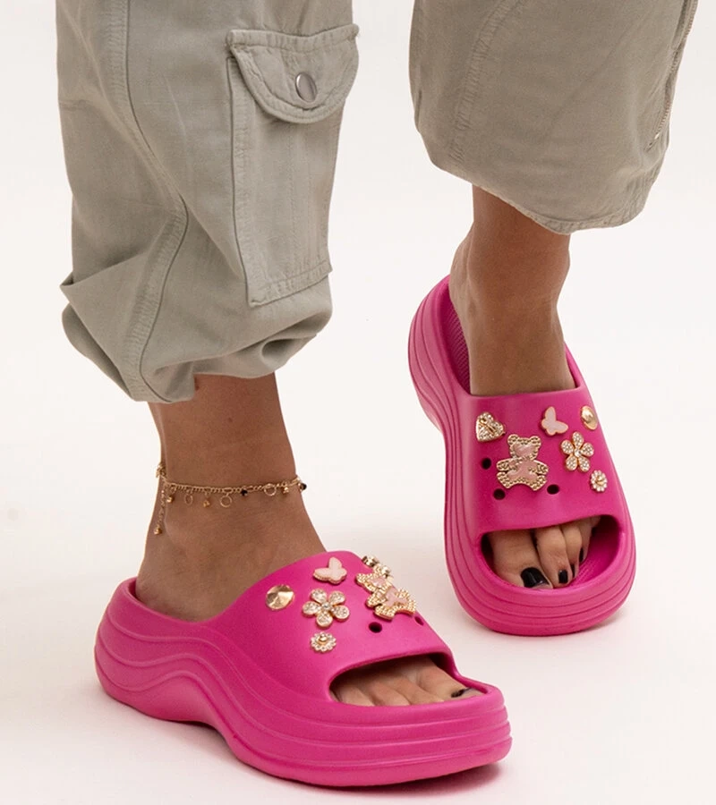 Berwana fényes díszítésű rózsaszín papucsai