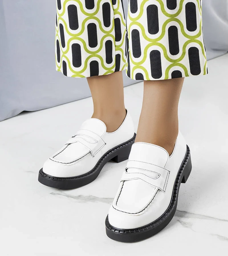 Fehér lakkozott cipő Viola