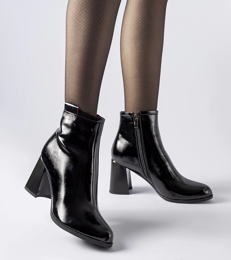 Fekete bélelt lakkozott Carcare bokacsizma