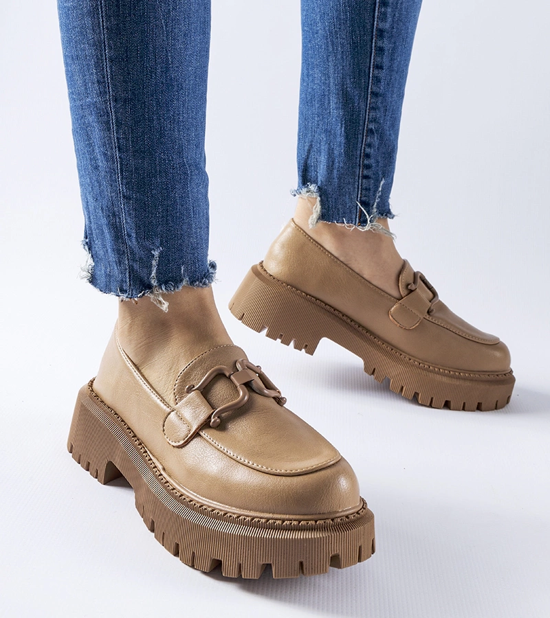 Barna Cava mokaszinok csatos díszítéssel