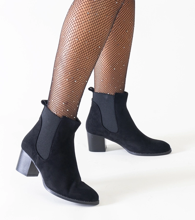 Fekete, tűsarkú csizma rugalmas betétekkel, eko-zsámszból készült, Nadisa.