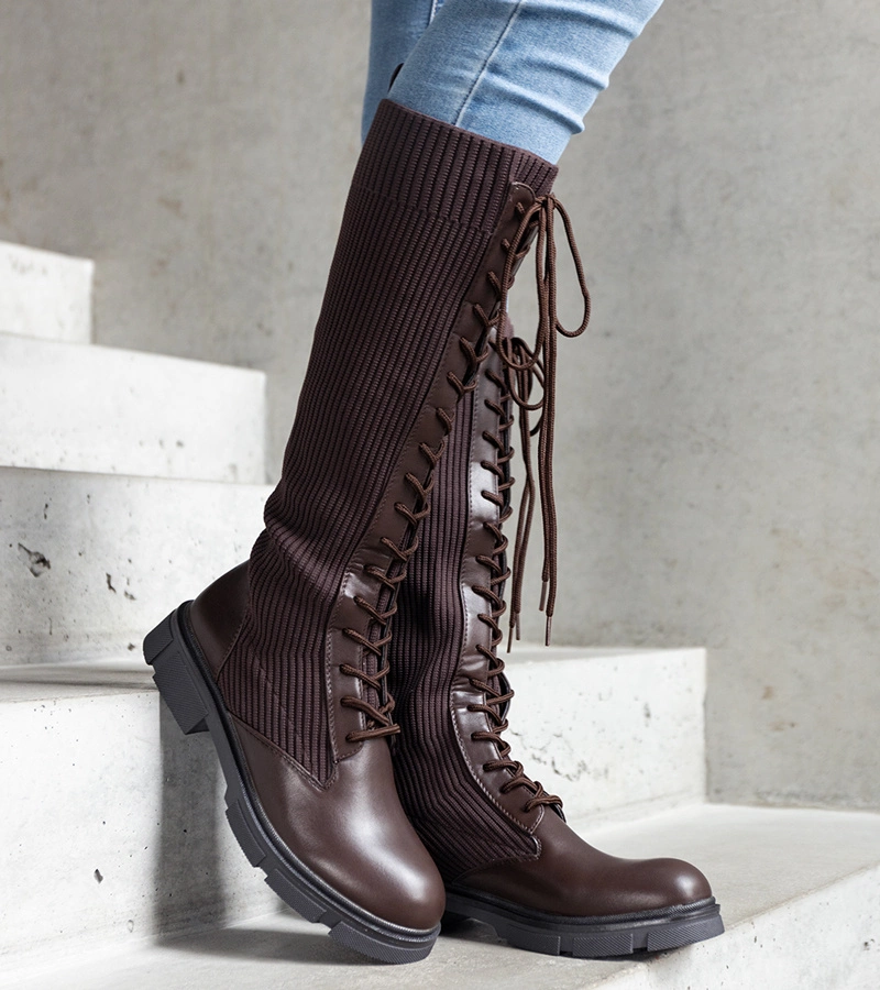 Brązowe wsuwane kozaki z elastyczną cholewką Veradi po węgiersku to:

"Barna, rugalmas szárú Veradi csizma"