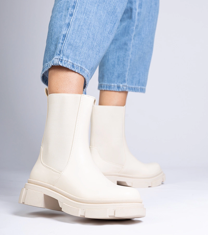 Bézs bokacsizma rugalmas szárral Beringo