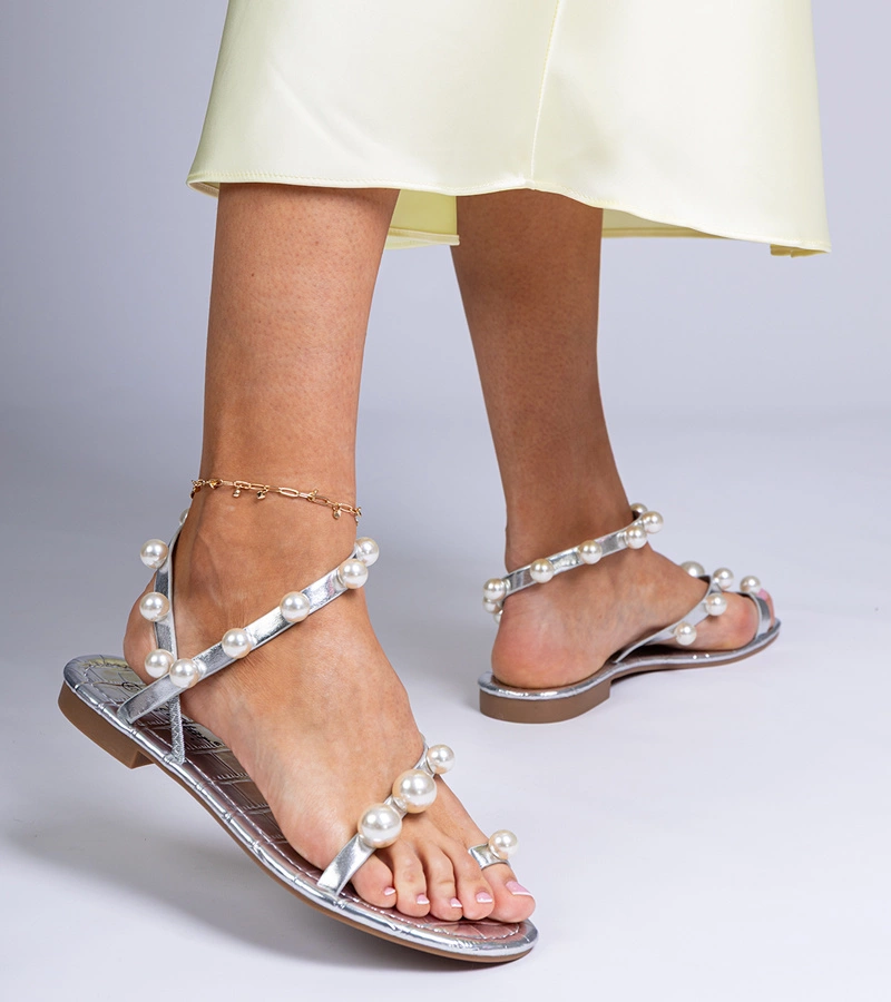 Ezüst gyöngyökkel díszített női szandál Sarino