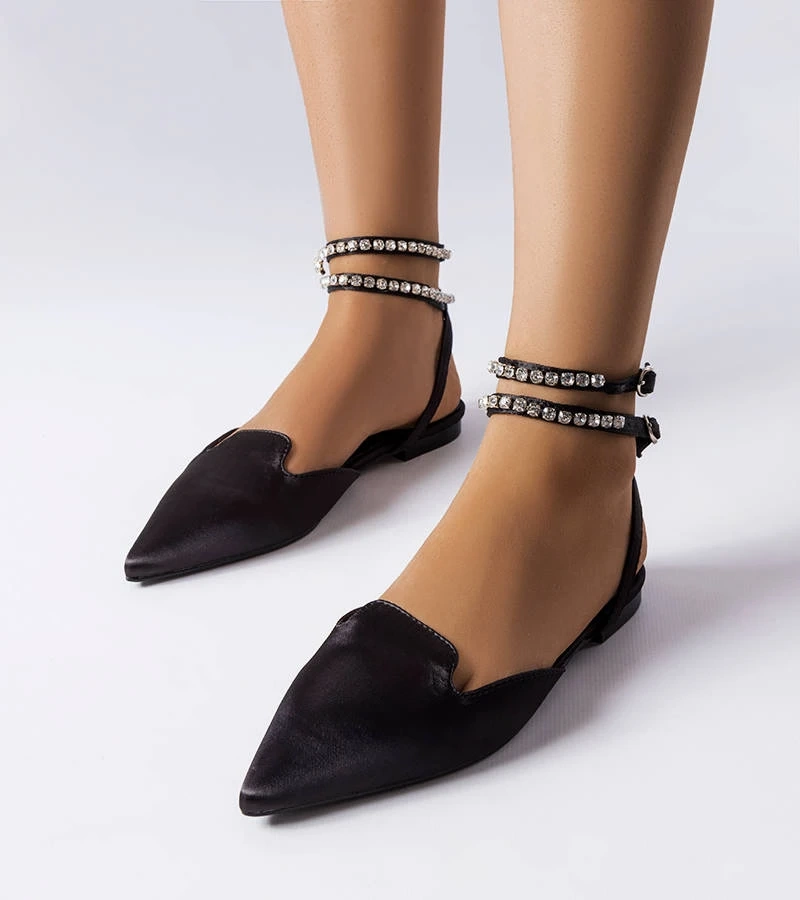 Fekete szatén befejezésű Hewes szandál