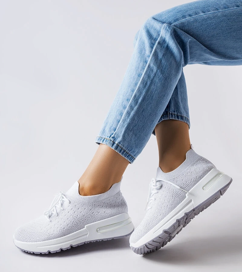 Fehér cipők ezüst fonallal díszítve Randolph