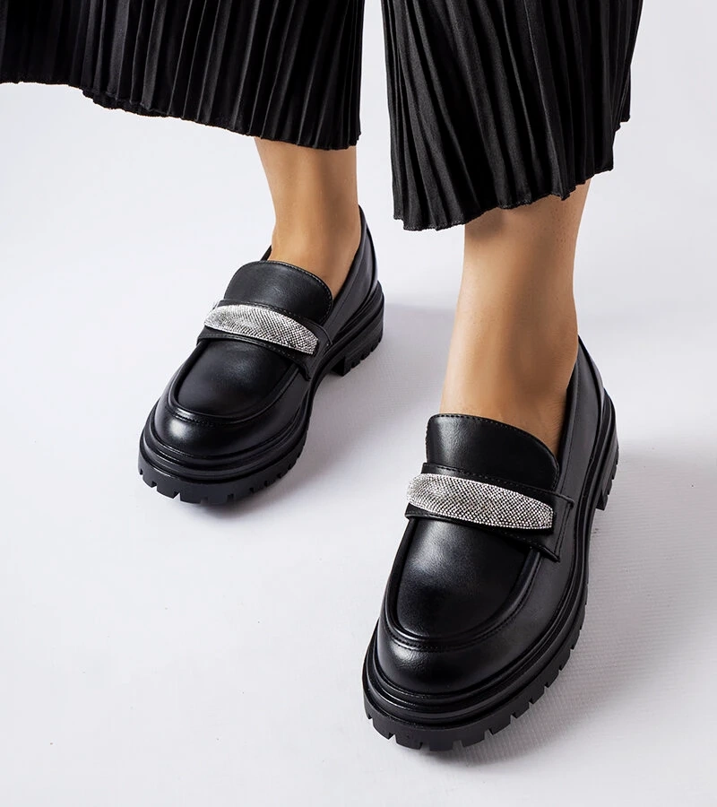 Fekete cirkóniákkal díszített mokaszinok Hartford