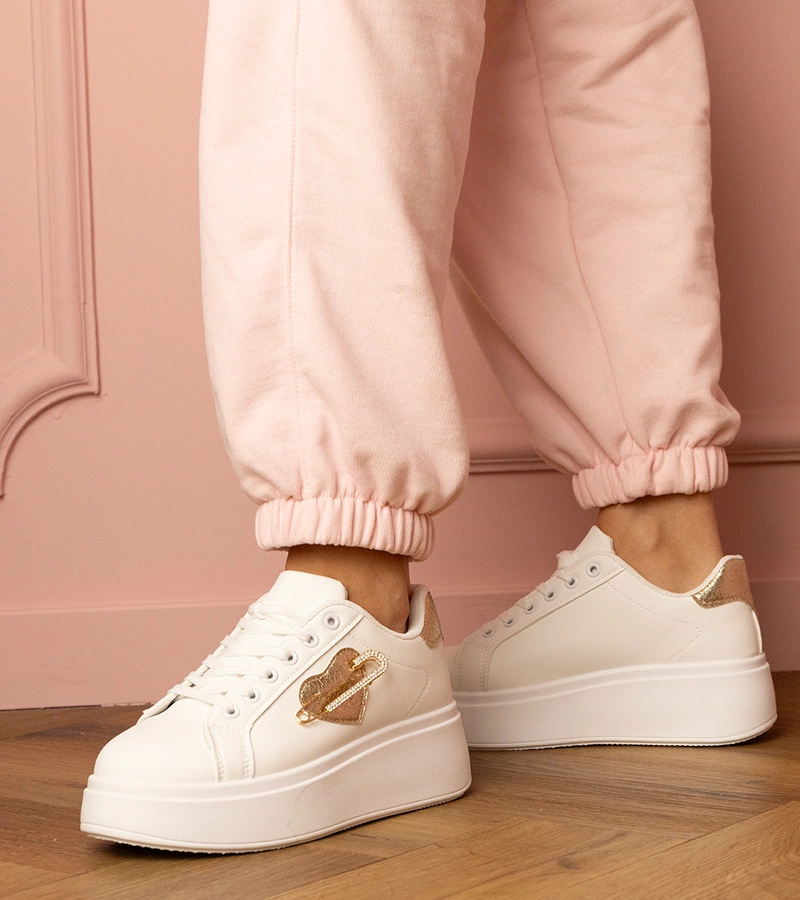 Złote szívvel és cirkóniákkal díszített fehér tornacipő Lerisol