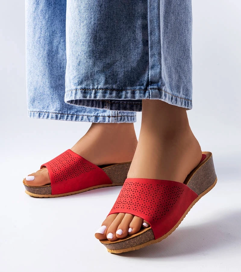 Bourque piros csipkés sarokkal rendelkező papucs