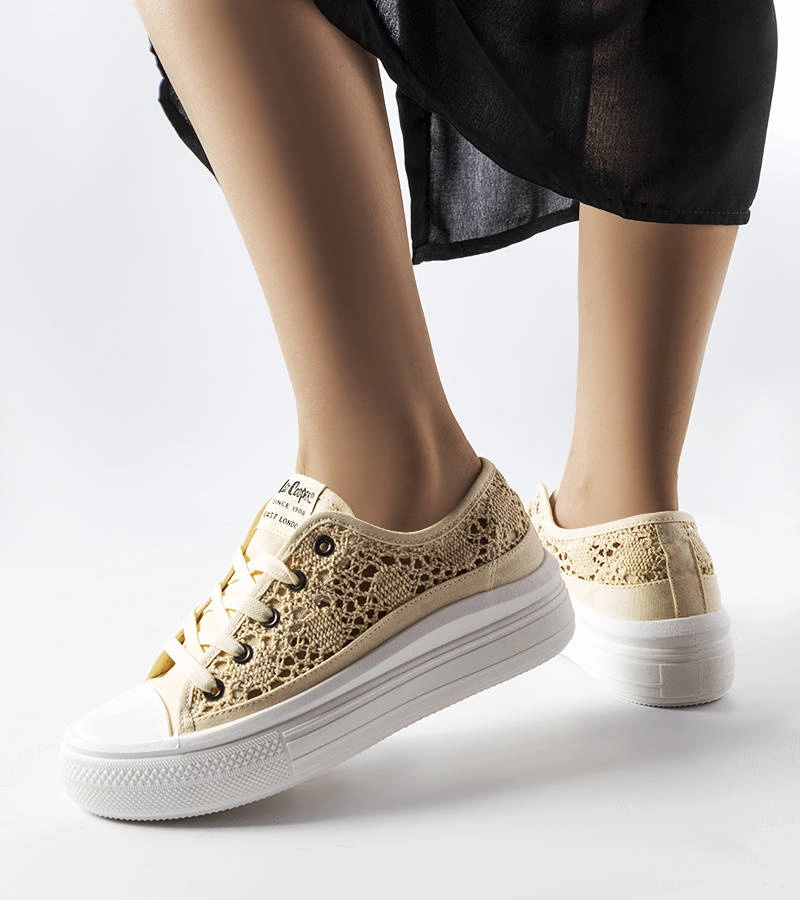 Lee Cooper LCW23-44-1620 bézs csipkés tornacipő.