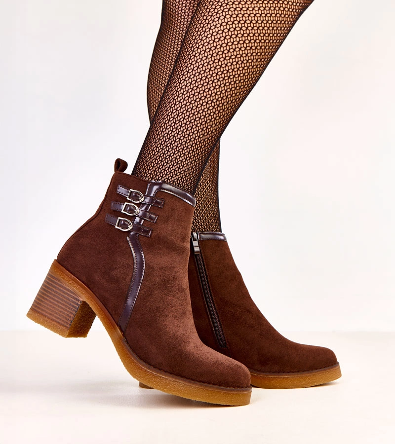 Karen barna csatos bokacsizmái oszlopos sarokkal