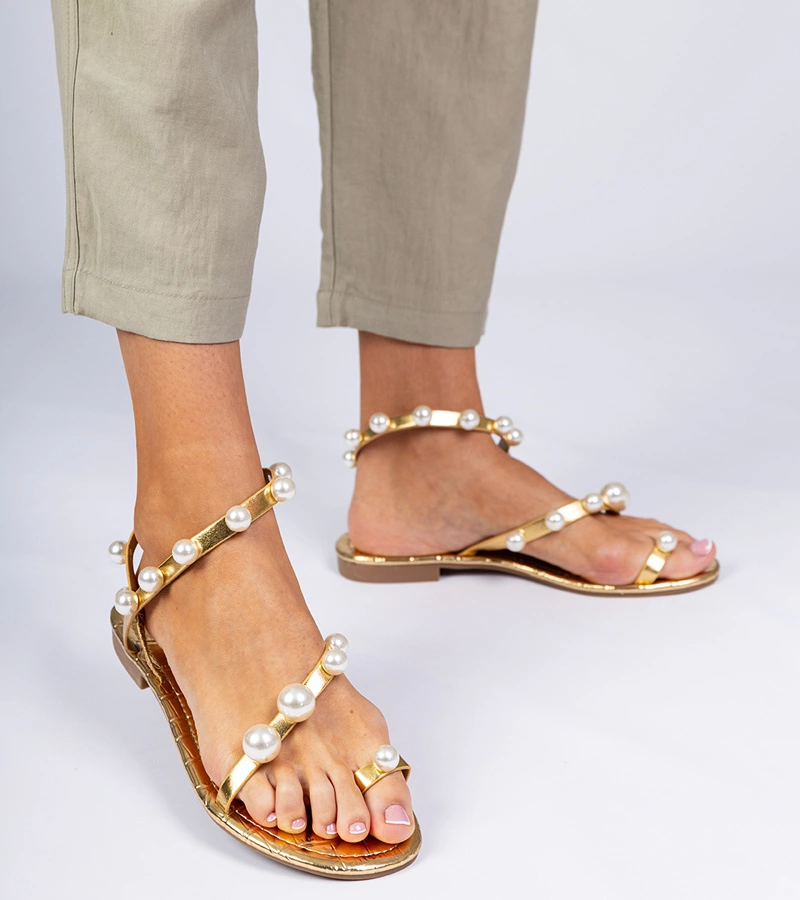Arany női szandál gyöngyökkel díszítve Sarino