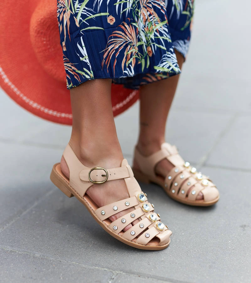 Gaetano díszített cirkóniával díszített bézs szandál