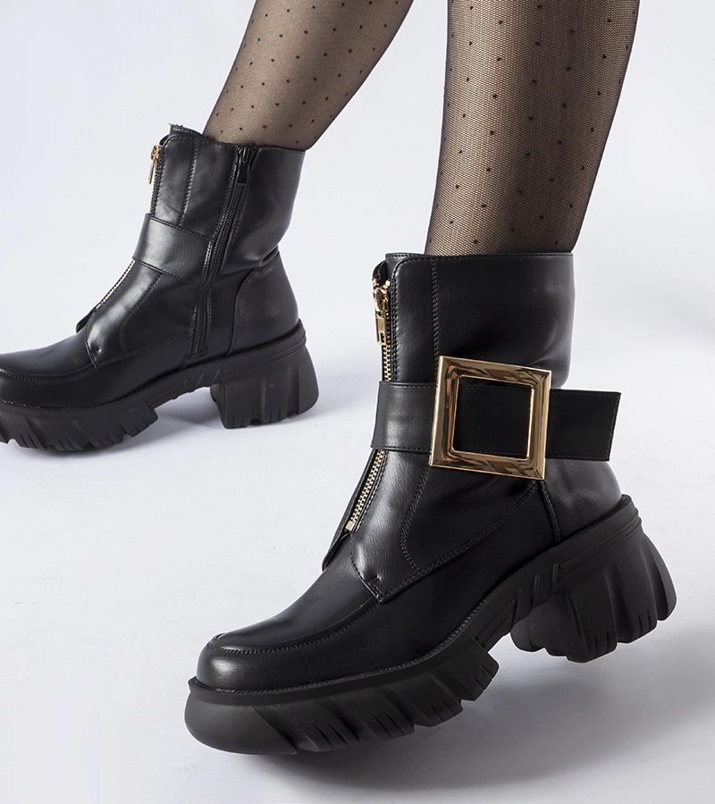 Fekete masszív bokacsizma Morgan csattal