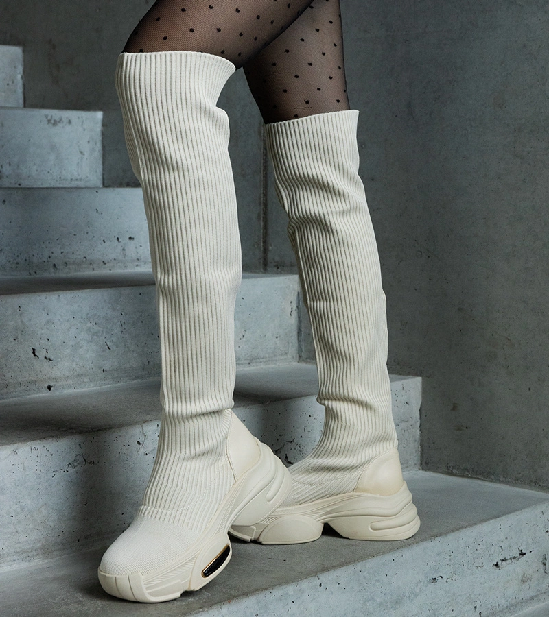 Lokira rugalmas szárú, vastag talpú, bebújós csizma bézs színben