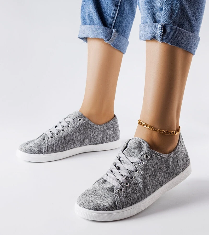 Szürke anyagból készült Razan teniszcipő.