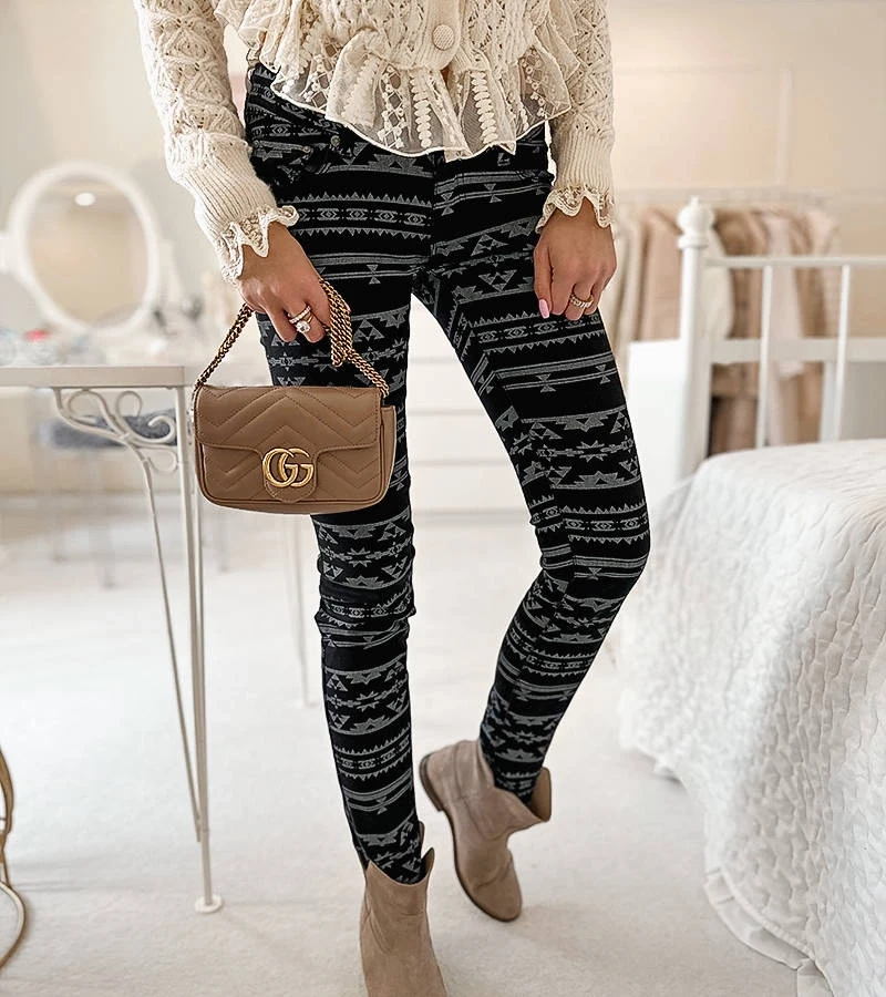 Fekete mintás anyagból készült Marcoux nadrág