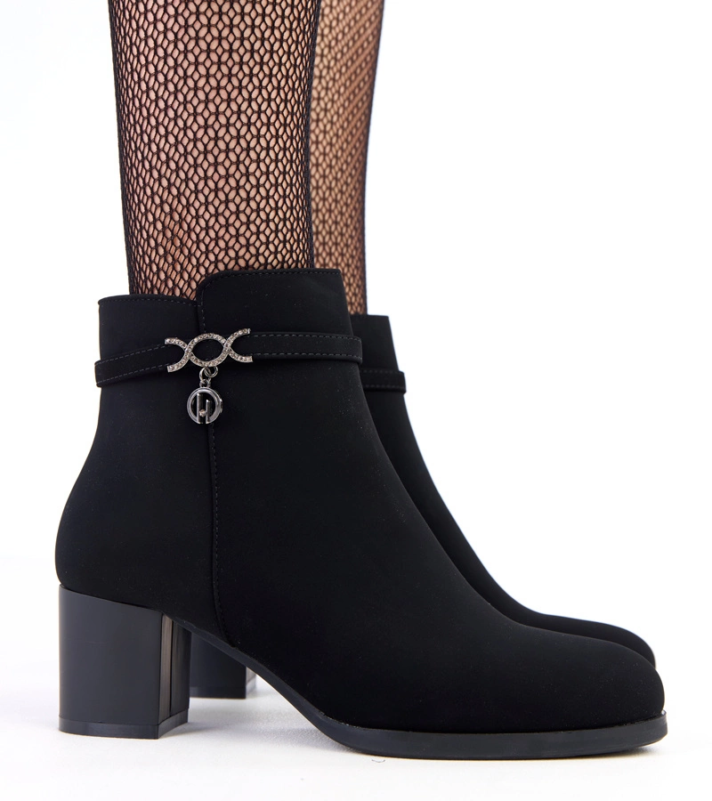 Fekete bokacsizma dekoratív szíjjal matt ökobőrből Vernona