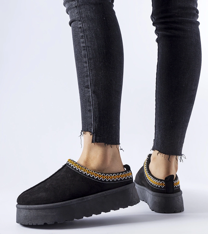 Fekete alacsony hócsizma díszes varrással Fori