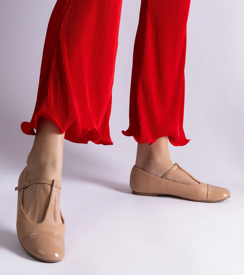 Gloriana lakkozott orrú bézs balerinacipő csattal