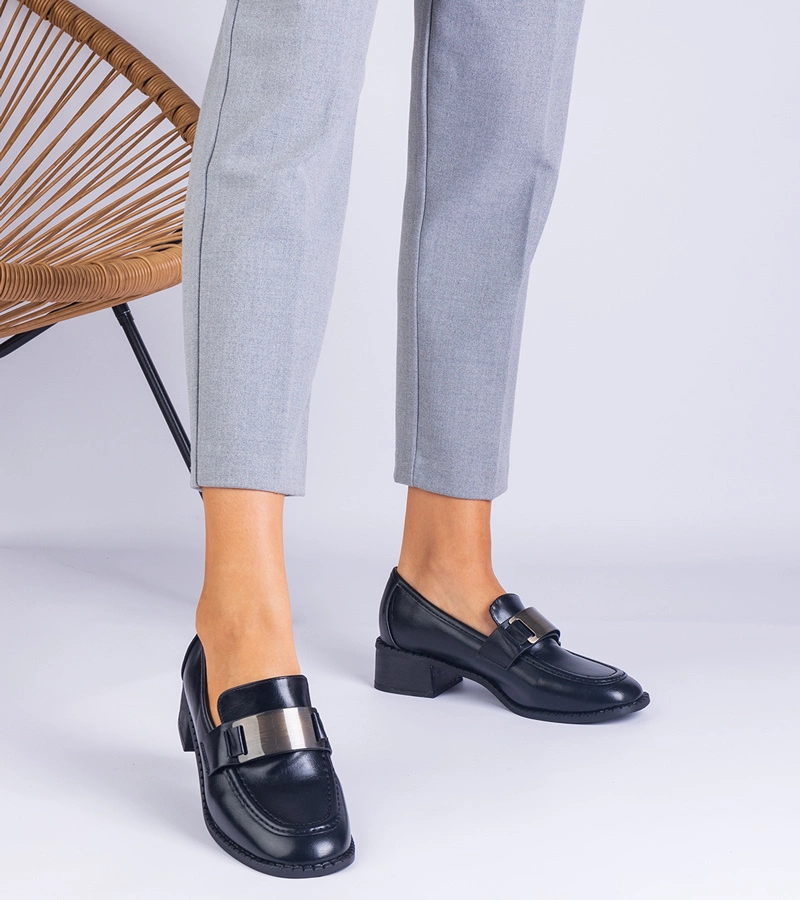 Fekete félcipő alacsony sarkúval, fém díszítéssel Lunares