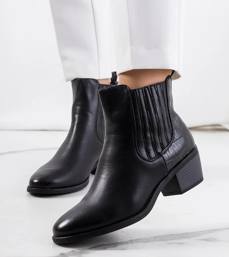 Furtado fekete magassarkú csizma