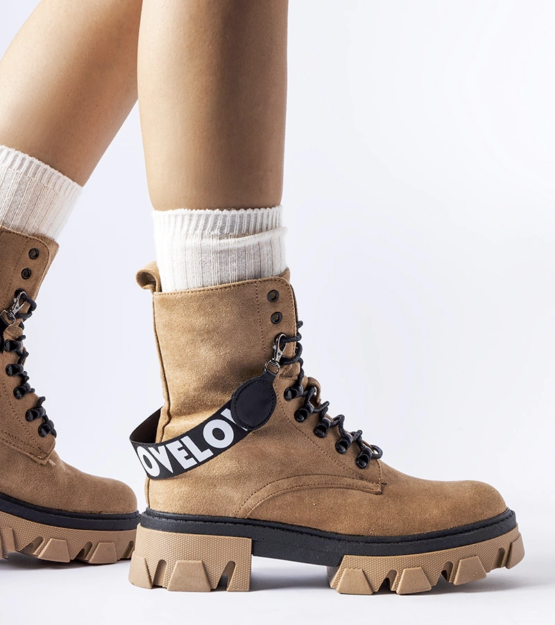 Marco díszes, levehető pánttal díszített bézs bokacsizma