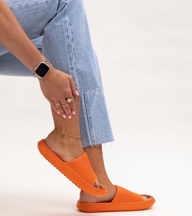 Ruba narancssárga habos papucsok