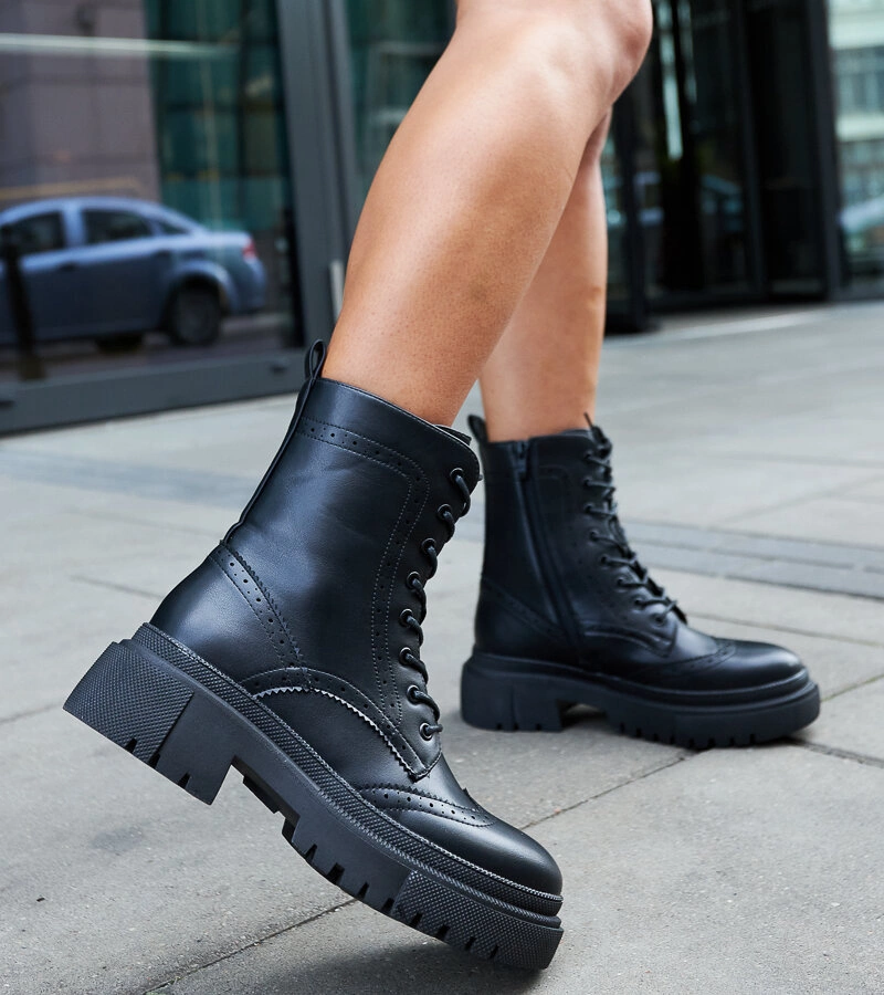 Fekete díszített varrással Nicla bakancsok