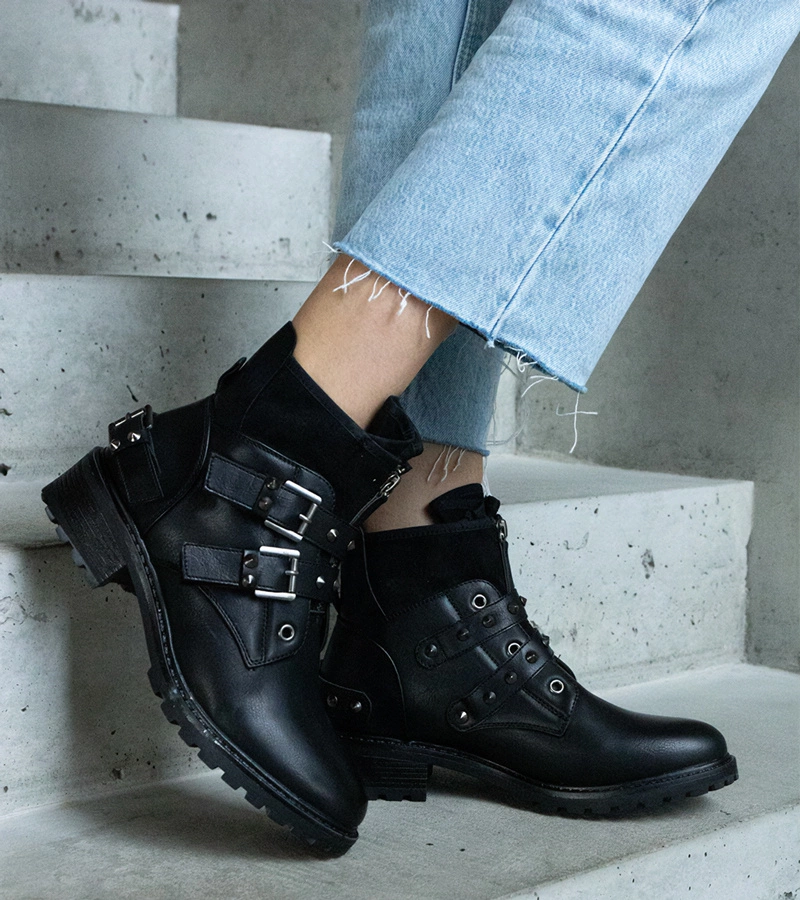 Neffa szegecsekkel díszített fekete bokacsizma lapos sarokkal