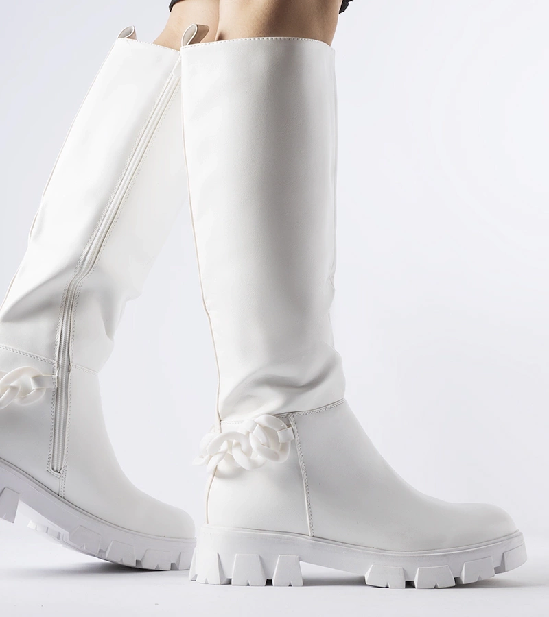 Fehér lapos csizma Armand láncolattal