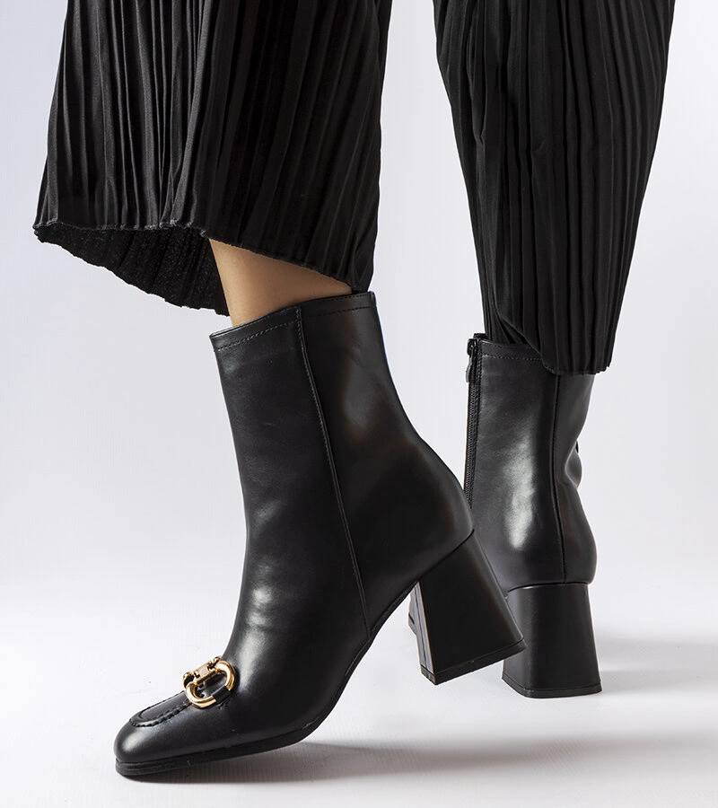 Fekete sarokcipő Castione