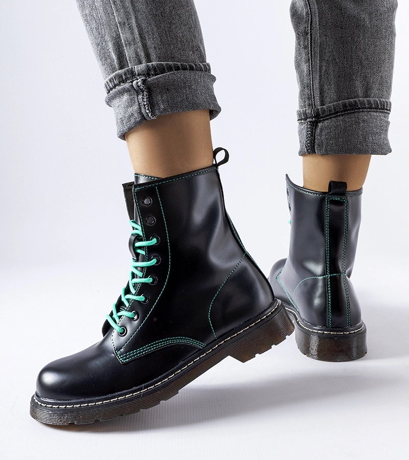 Fekete díszes zöld cérnával díszített Rocco bakancsok
