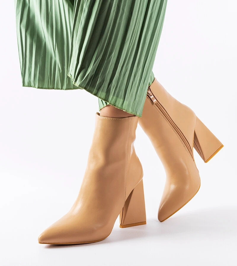 Abelina szimmetrikus sarokkal díszített bézs bokacsizma