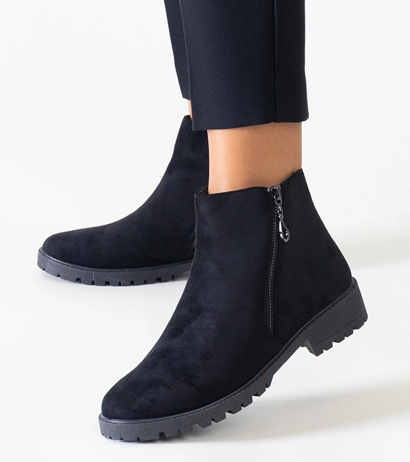 Fekete bokacsizmák fém betétekkel, eko-zsámbékkal Branda.