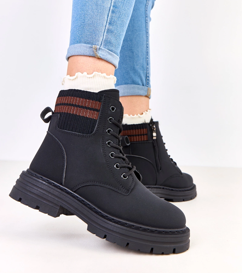 Fekete, bélelt, matt műbőr túrabakancs Goles