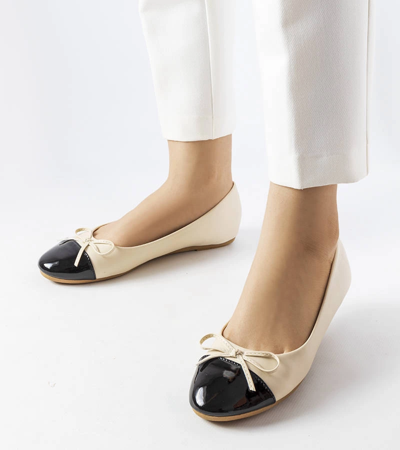 Despins lakkbetétes bézs balerinacipők