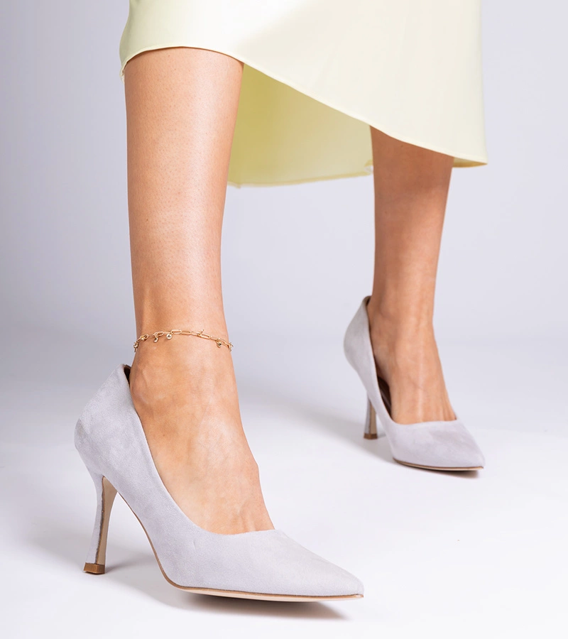 Karisa klasszikus szürke tűsarkú cipő ökobőrből