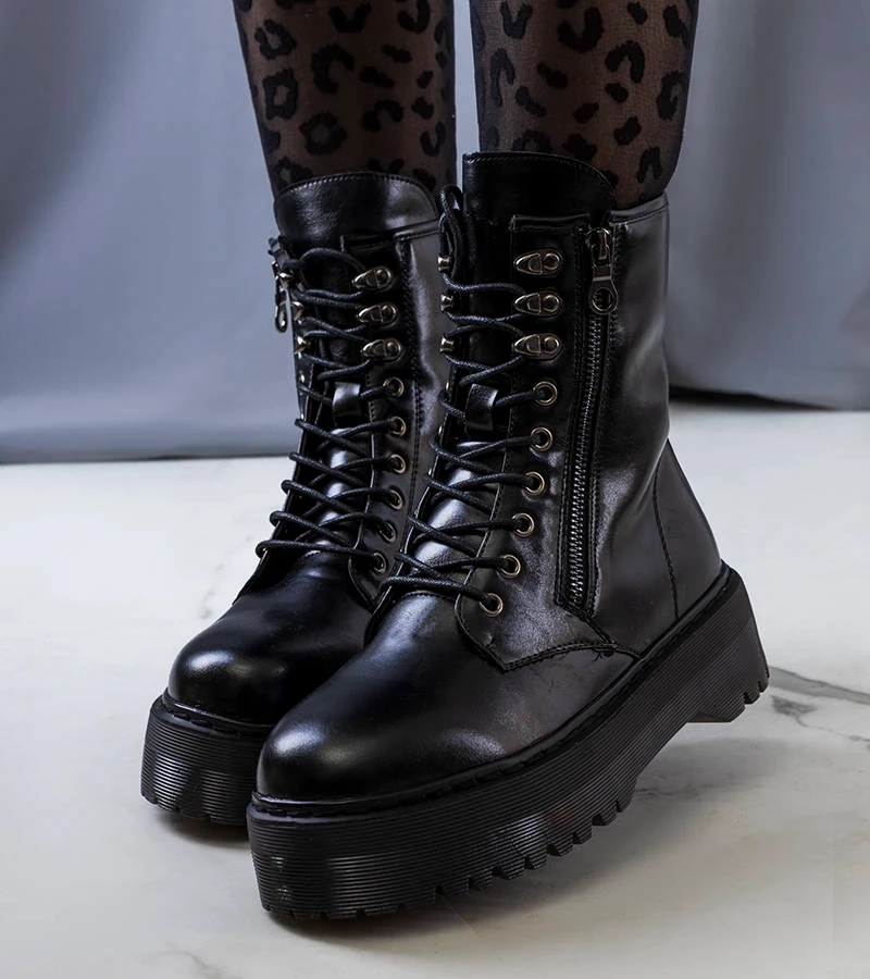 Fekete bélelt trapper Isola