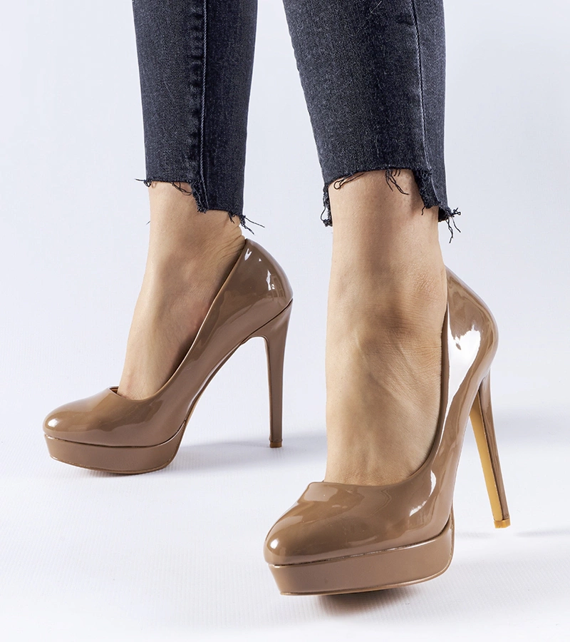 Barna Tarsogno magassarkú cipő.