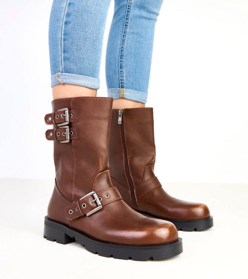 Barna platformos bokacsizma díszes csatokkal Shalay