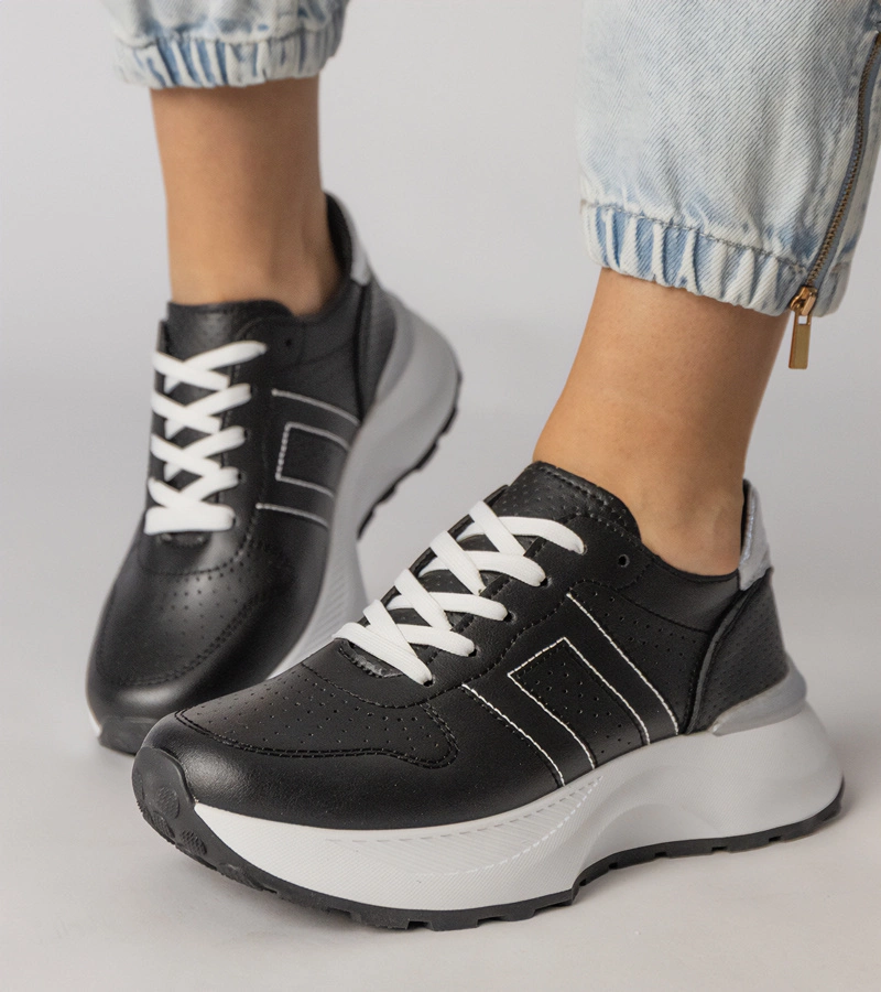 Fekete sportos tornacipő ezüst betéttel Lenkuta