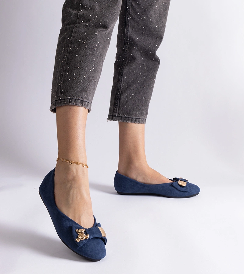 Sötétkék balerinacipők masnival és brosstűvel Esdras