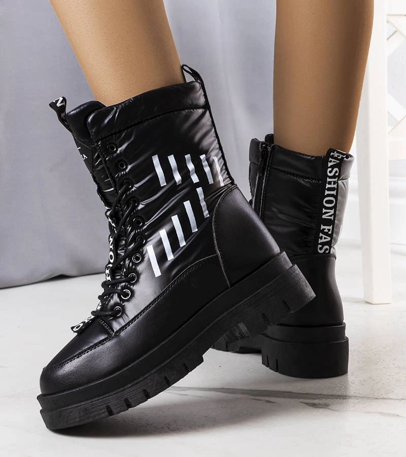 Fekete hótaposó Sarai