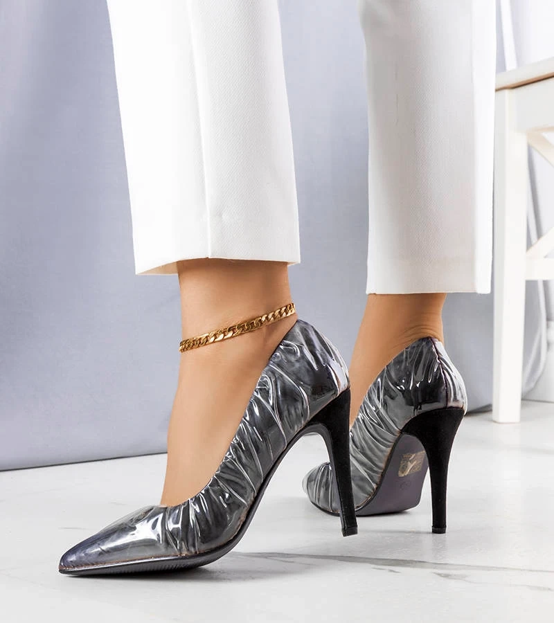 Fekete fóliával bevont tűsarkú Erika