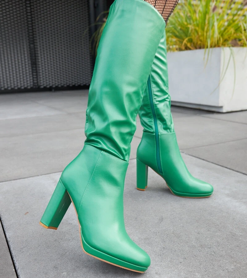 Zöld csizma Strother oszlopon