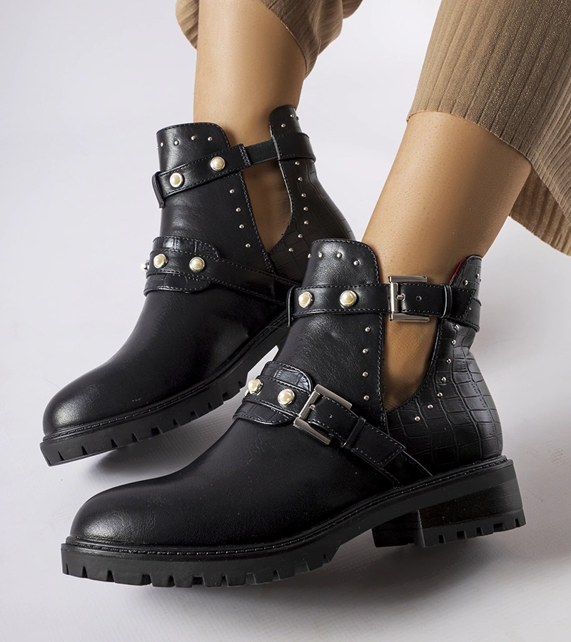 Fekete kivágott és gyöngyös bokacsizma Asker