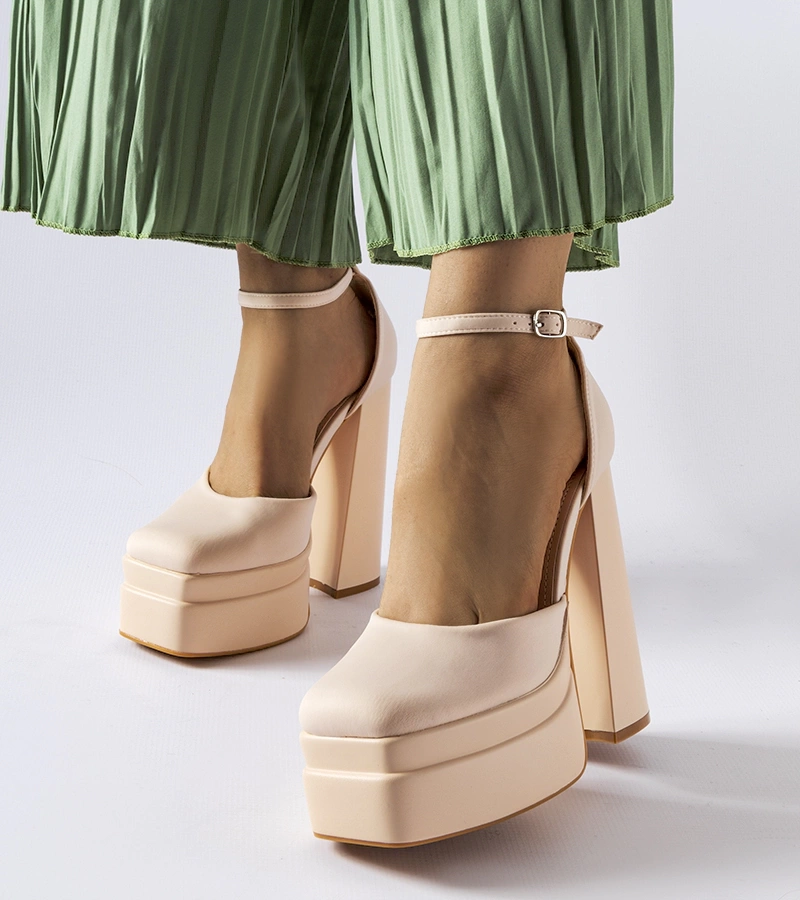 Romines magas sarkú bézs cipők